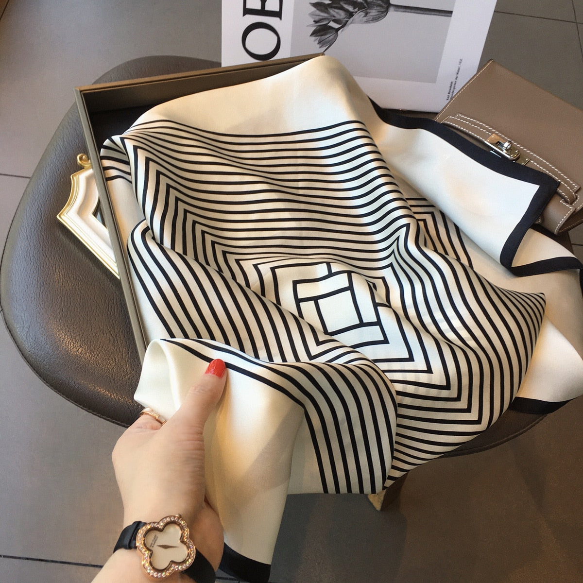 Carré 100% Soie Moderne Femme